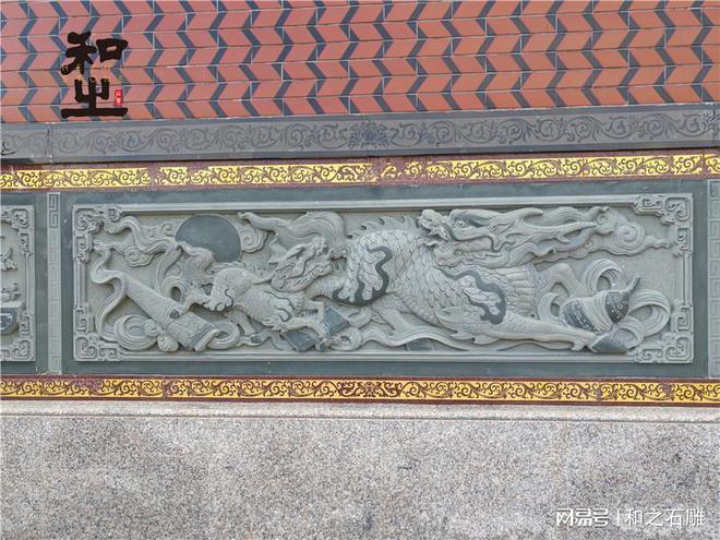乐鱼官网寺院外墙上的石雕浮雕(图5)